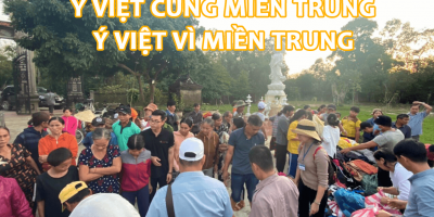 Trao tặng quà hỗ trợ bão lũ cùng đồng bào miền trung