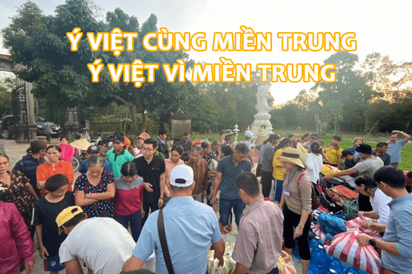 Trao tặng quà hỗ trợ bão lũ cùng đồng bào miền trung