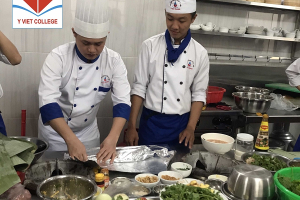 Học cách làm chả mực giã tay tại Đà Nẵng - Học nấu ăn tại Ý VIỆT