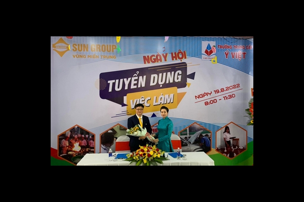 CHÚC MỪNG HỢP TÁC ĐÀO TẠO & TUYỂN DỤNG GIỮA SUN GROUP- VÙNG MIỀN TRUNG VÀ TRƯỜNG Ý VIỆT THÀNH CÔNG..