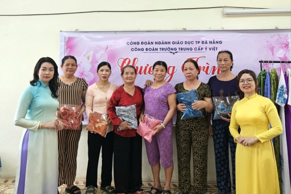Trường học tặng gần 100 bộ áo dài cho phụ nữ là công nhân, nông dân