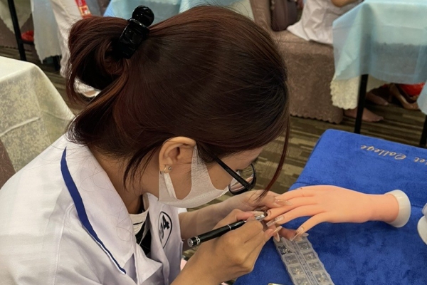 Nên học nối mi hay nail? Cơ hội nào cho công việc tương lai