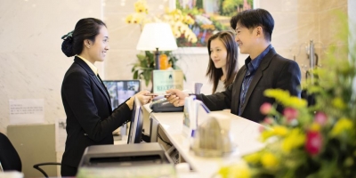 Nhân viên lễ tân phải biết những hoạt động phục vụ khách lưu trú nào để thăng tiến trong công việc?