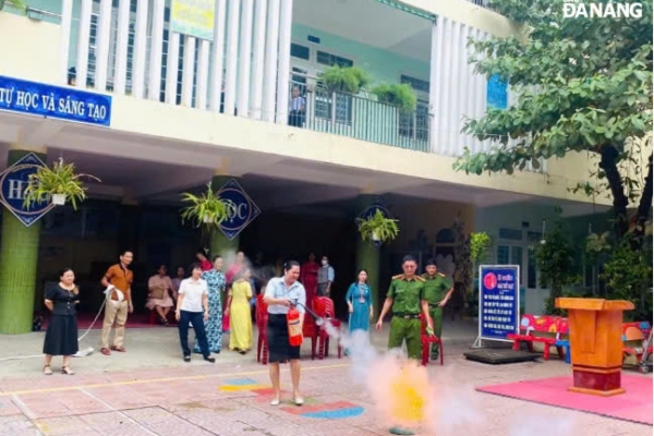 TRƯỜNG TRUNG CẤP Ý VIỆT THAM GIA TẬP HUẤN KỸ NĂNG PCCC VÀ CNCH CHO HỌC SINH, SINH VIÊN