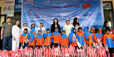 Trường trung cấp Ý Việt phối hợp cùng các mạnh thường quân trao 160 phần quà đến học sinh khó khăn trường tiểu học Hồng Thái