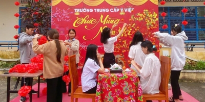 Học sinh, sinh viên Trường Trung cấp Ý Việt trang trí Tết Ất Tỵ 2025