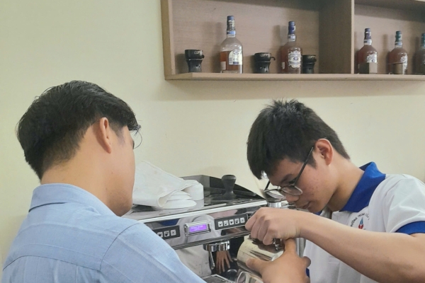 Trường dạy pha chế Đà Nẵng - pha capuchino chuẩn vị, vẽ trái tim đẹp mắt