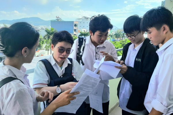 Học sinh học chương trình THPT Trường Trung cấp Ý Việt hoàn thành kỳ thi học kỳ II