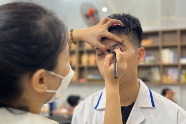 Trải nghiệm học phun thêu lông mày thực tế cùng sinh viên Trường Trung cấp Ý Việt