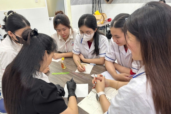 Trải nghiệm buổi học phun môi thẩm mỹ tại Trường Trung cấp Ý Việt
