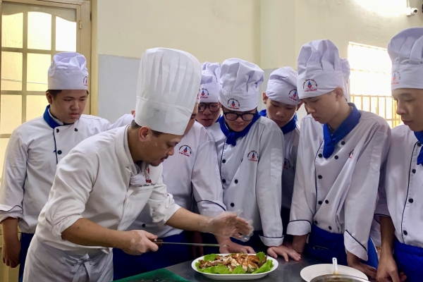 Thưởng thức gà quay chảo và bánh bao chiên nóng hổi cùng K23 ngành kỹ thuật chế biến món ăn Ý Việt nha!