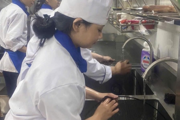 K24 ngành Kỹ thuật Chế biến Món ăn tổng vệ sinh toàn bộ khu vực bếp