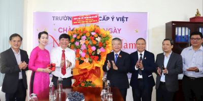 Lãnh đạo thành phố thăm và chúc mừng Trường Trung cấp Ý Việt nhân Ngày Nhà giáo Việt Nam 20/11