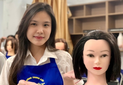 Ghé qua một buổi học nghề cắt tóc tại Trường Trung cấp Ý Việt Ghé qua một buổi học nghề cắt tóc tại Trường Trung cấp Ý Việt