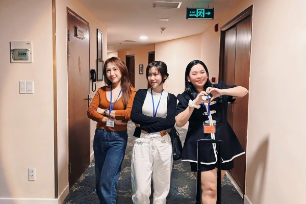 Sinh viên Ý Việt tham gia thực hành trang điểm tại các sự kiện thực tế