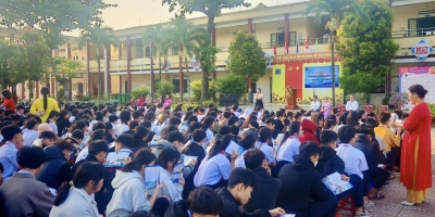 Tiết chào cờ trở nên ý nghĩa hơn với hoạt động định hướng nghề nghiệp của Ý Việt Tiết chào cờ trở nên ý nghĩa hơn với hoạt động định hướng nghề nghiệp của Ý Việt