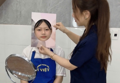 Học sinh K25 ngành Chăm sóc sắc đẹp tự tin bước vào học phần học nghề makeup