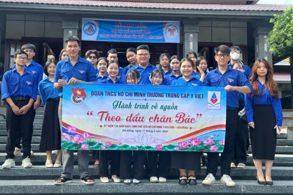 Hành trình về nguồn “Theo dấu chân Bác” đầy ý nghĩa của học sinh Ý Việt