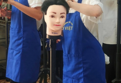 Học nghề cắt tóc tại Ý Việt chú trọng thực hành trên mẫu thật Học nghề cắt tóc tại Ý Việt chú trọng thực hành trên mẫu thật