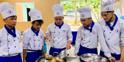 Học Sinh Ý Việt Trổ Tài Chế Biến Cá Chiên Xù Và Thịt Nướng Xiên Hấp Dẫn Học Sinh Ý Việt Trổ Tài Chế Biến Cá Chiên Xù Và Thịt Nướng Xiên Hấp Dẫn