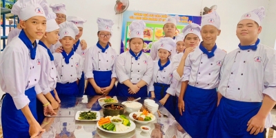 Sinh viên ngành Kỹ thuật Chế biến Món ăn trổ tài thực hiện mâm cơm gia đình đầy hấp dẫn Sinh viên ngành Kỹ thuật Chế biến Món ăn trổ tài thực hiện mâm cơm gia đình đầy hấp dẫn