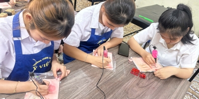 Học phun xăm môi: Thực hành vẽ khuôn môi và tập phun trên da giả tại Ý Việt Học phun xăm môi: Thực hành vẽ khuôn môi và tập phun trên da giả tại Ý Việt