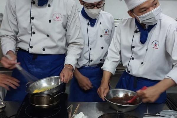 Công việc của nhân viên bếp lạnh là gì?