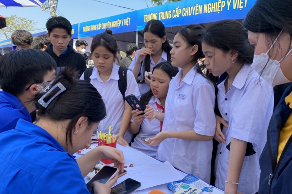 Nữ giới nên học ngành gì 2024?
