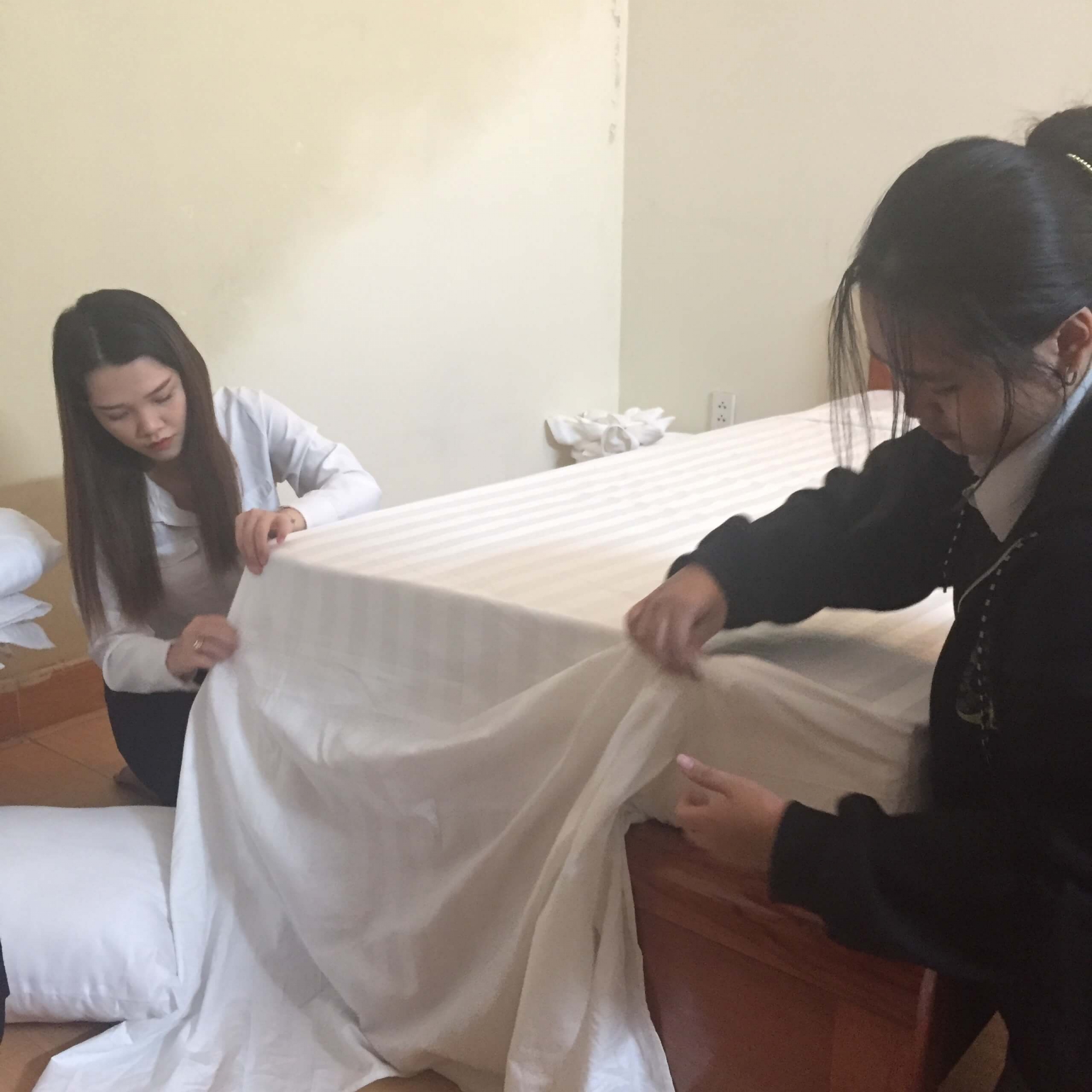 Các bạn sinh viên trường Ý Việt đang nghiêm túc thực hành