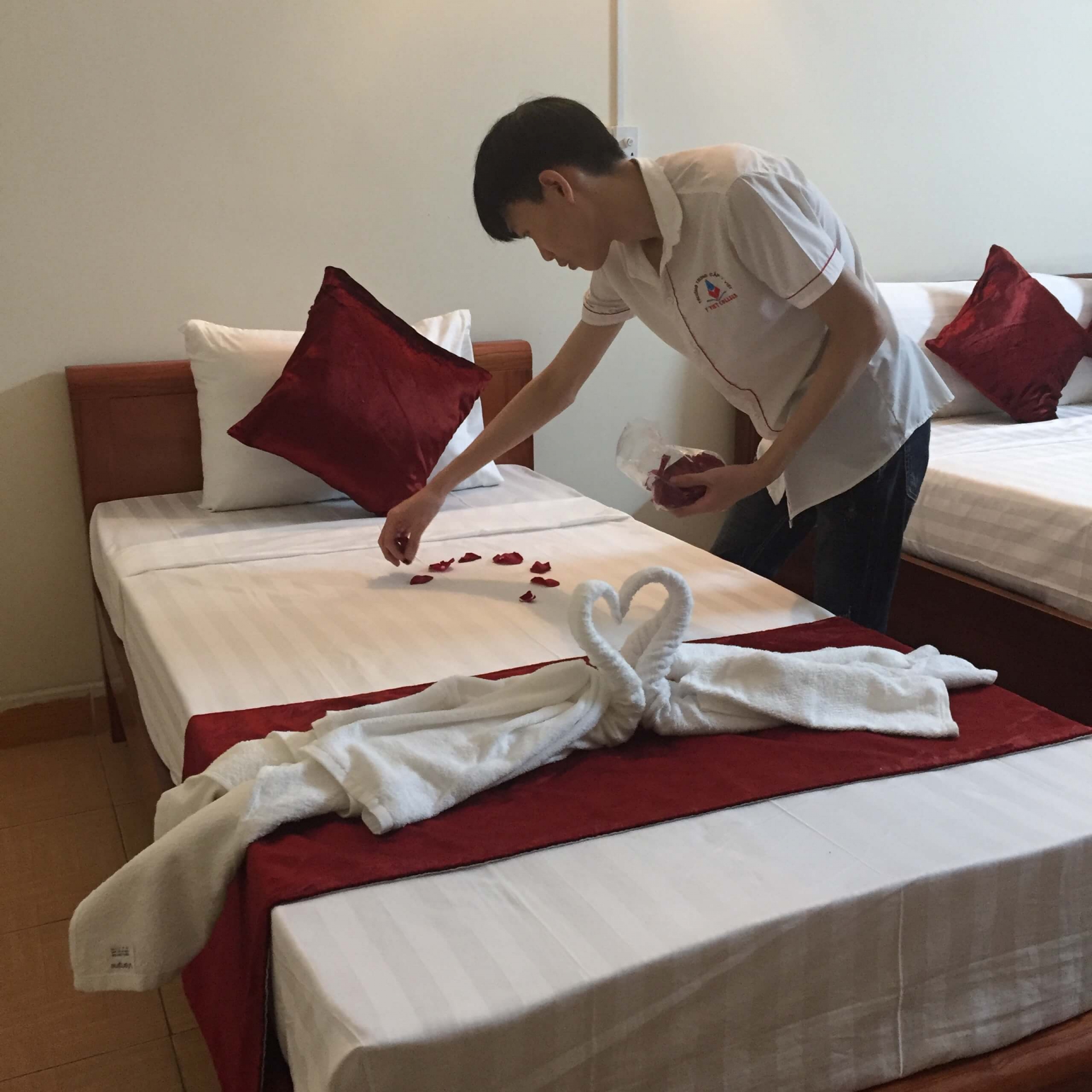Bạn nam sinh viên trường đang trang trí giường