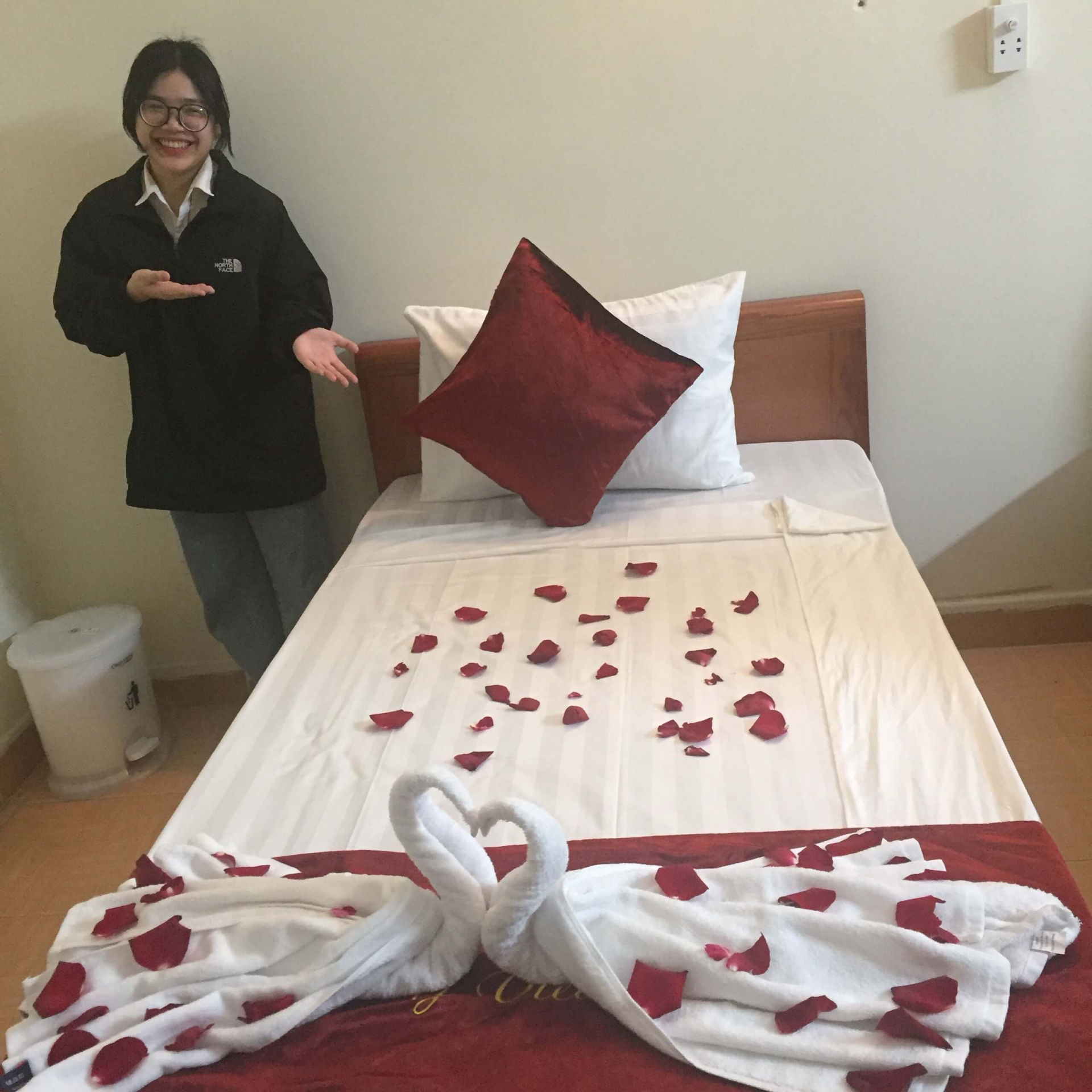 Một bạn nữ vừa thực hiện xong trong trí