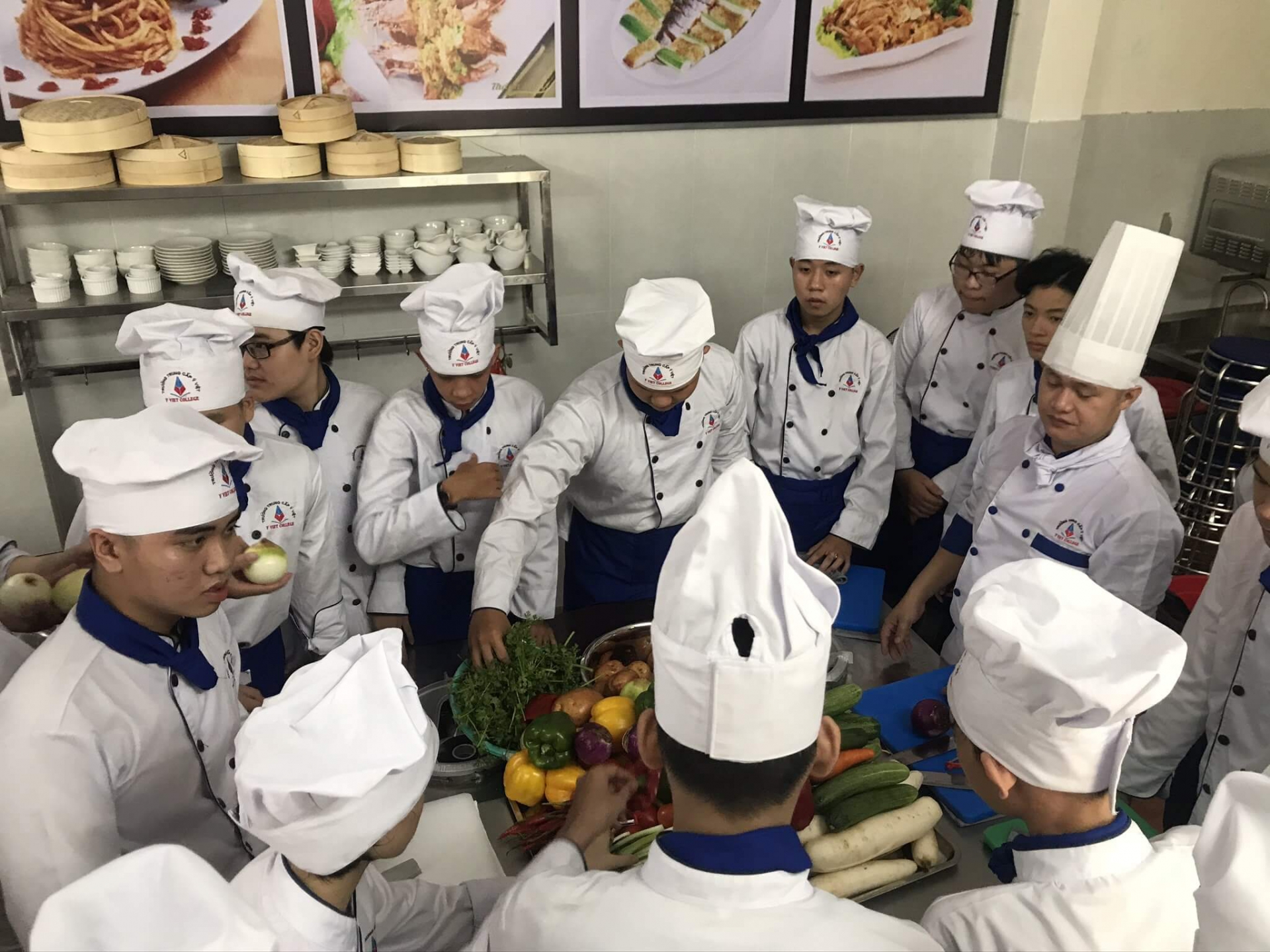 Lợi ích các khóa học nghề ban đêm tại Ý VIỆT -  Một buổi học của lớp học nấu ăn 