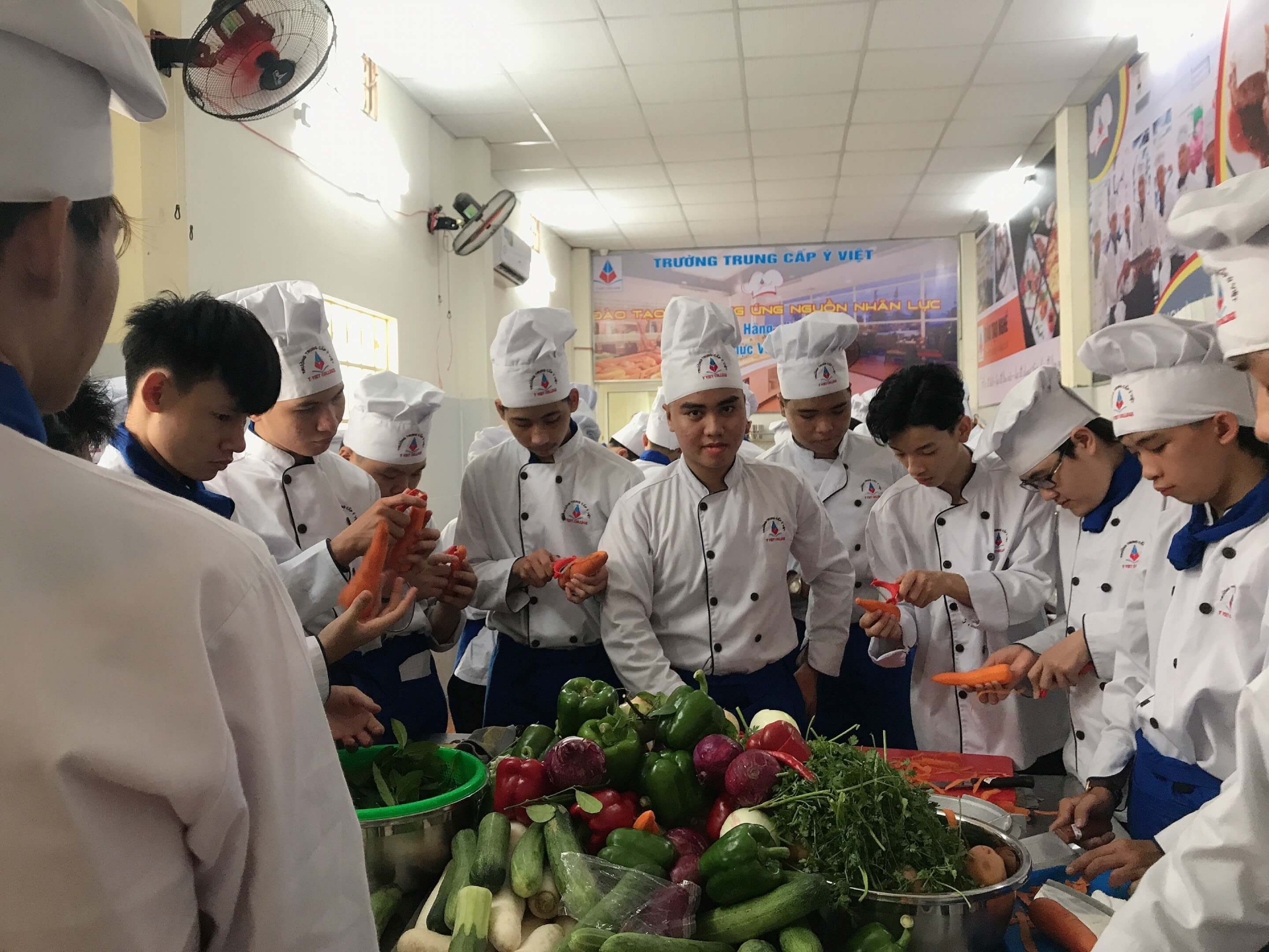 Lợi ích các khóa học nghề ban đêm tại Ý VIỆT -  Một buổi học của lớp học nấu ăn 