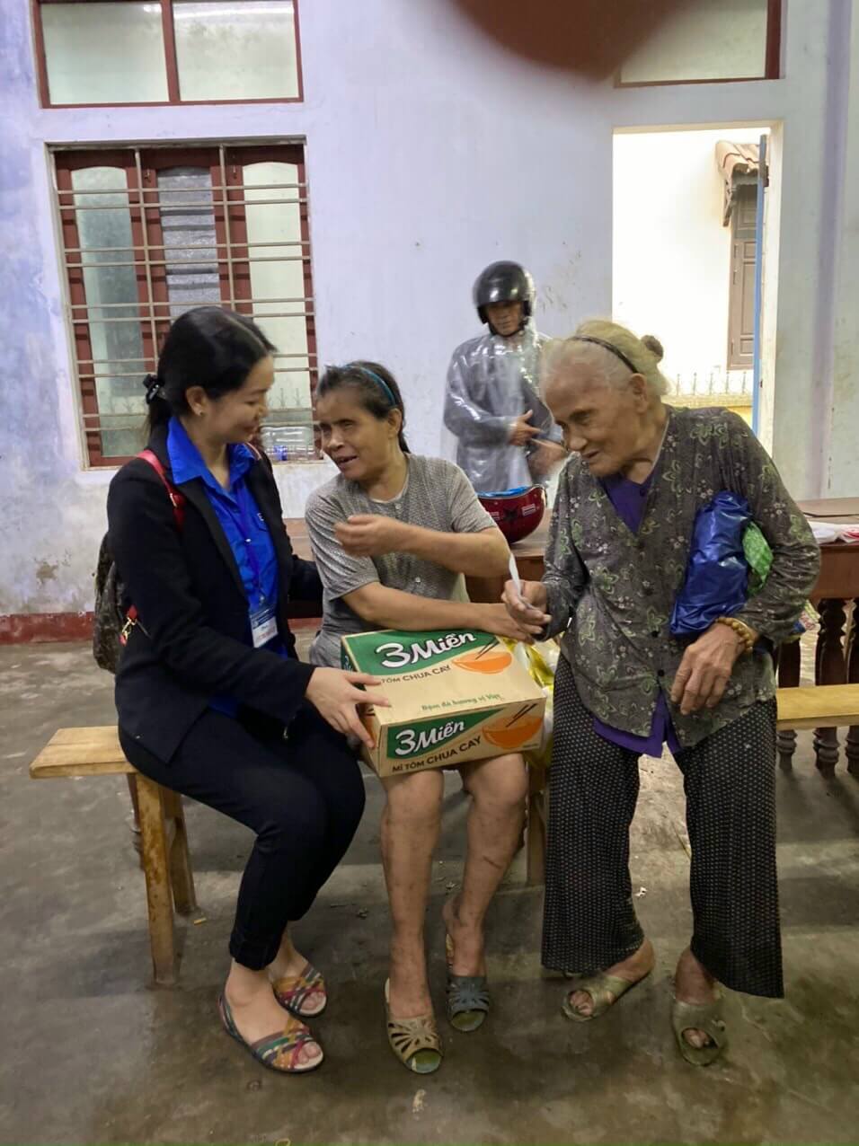 Hình ảnh cán bộ đoàn trường Ý VIỆT vì người miềng trung