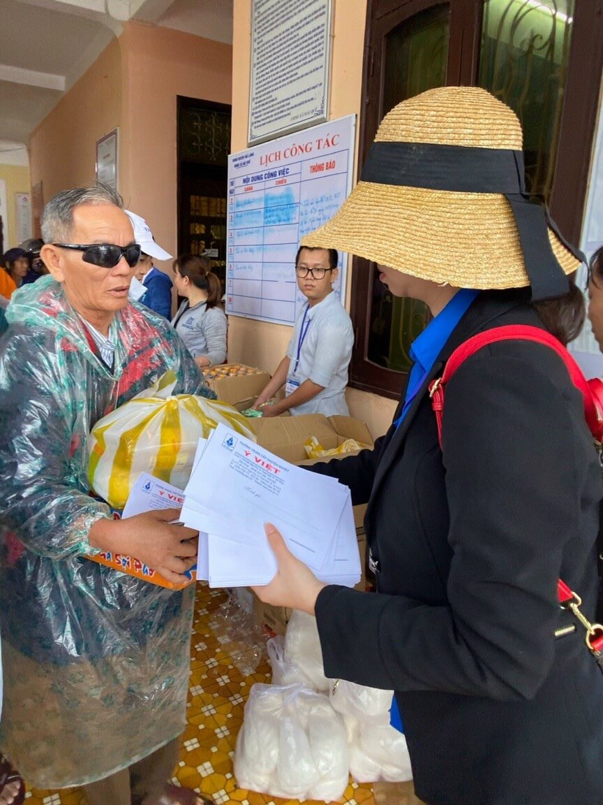 Hình ảnh cán bộ đoàn trường Ý VIỆT vì người miềng trung